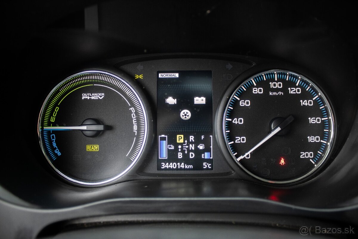 Mitsubishi Outlander 2.0 PHEV 4WD (2013) - 13