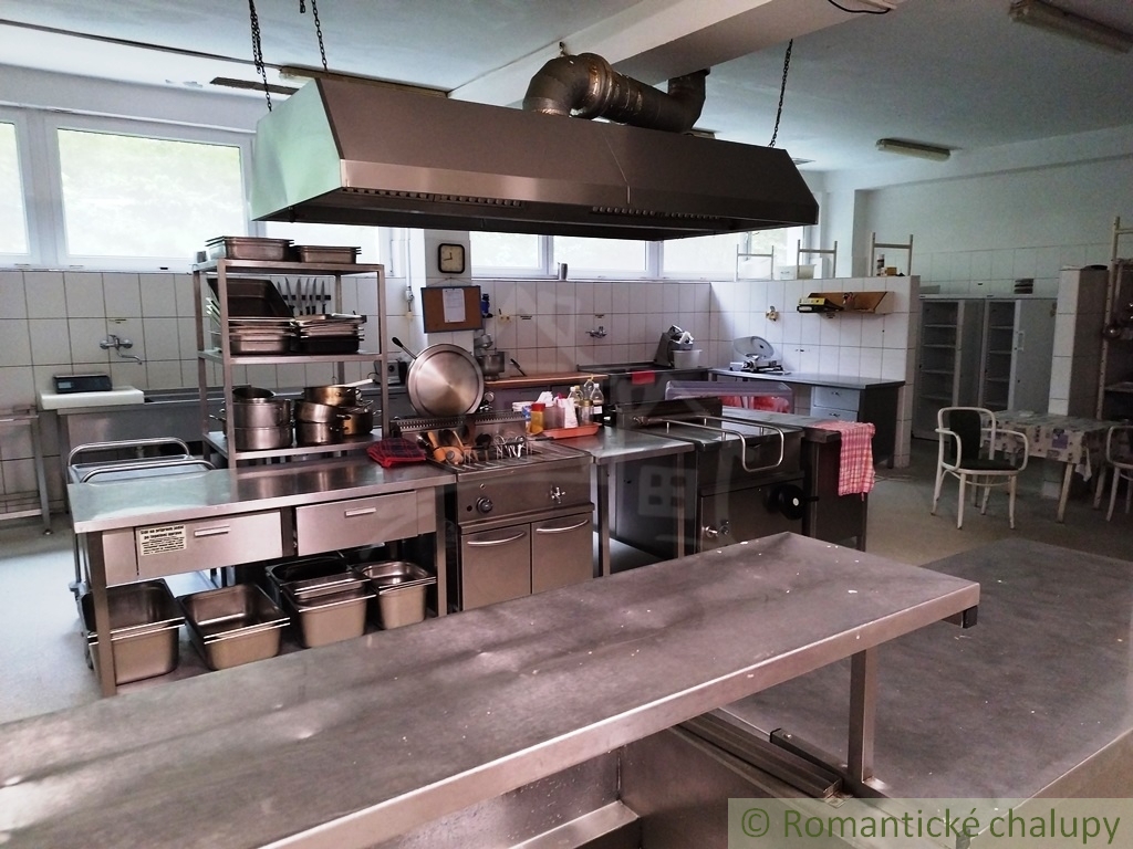 Hotel FLÓRA s bazénom, wellness a vyše 1,5Ha pozemkom, Du - 13