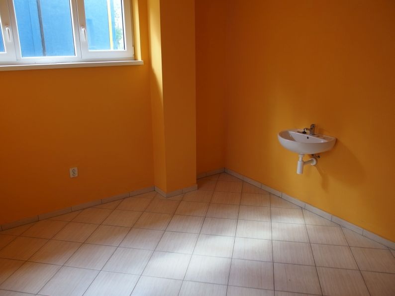 Skladové priestory v oplotenom areáli s vrátnikom - 13