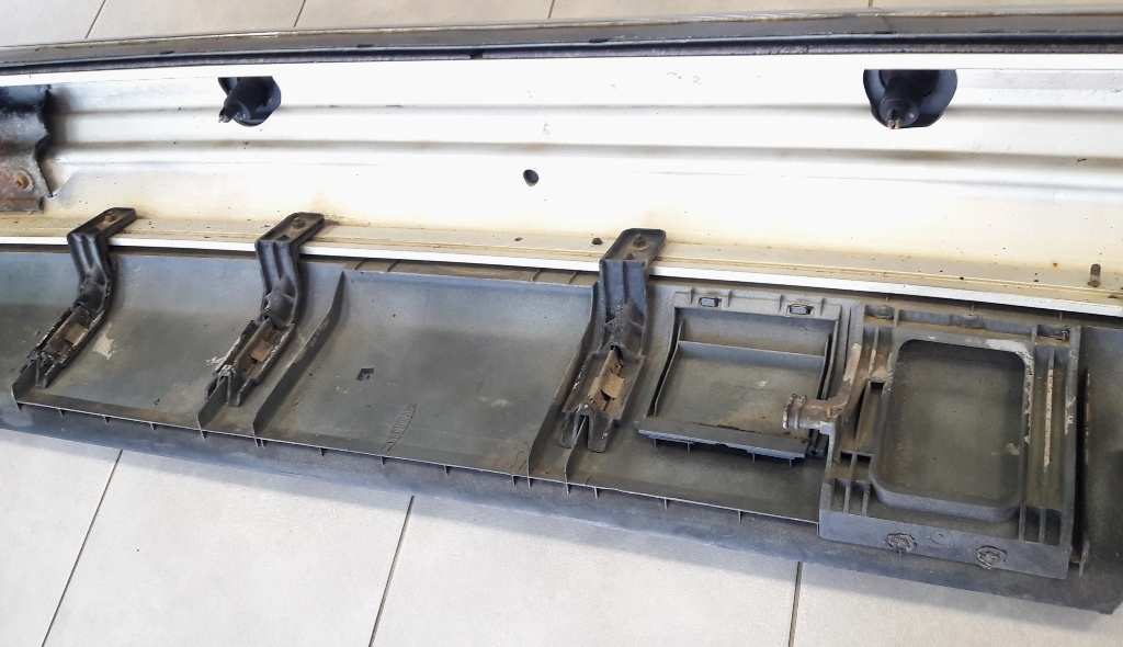 BMW 7 E32 Zadný nárazník - 13