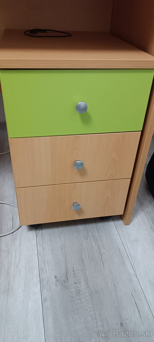 Poschodové postele z masívu s úložným priestorom a skrine. - 13