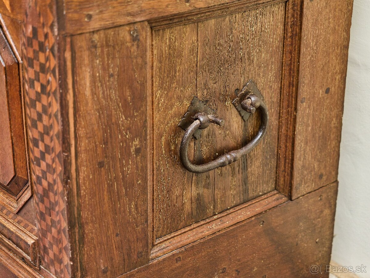Intarzovaná dubová truhla z 18. storočia - 13