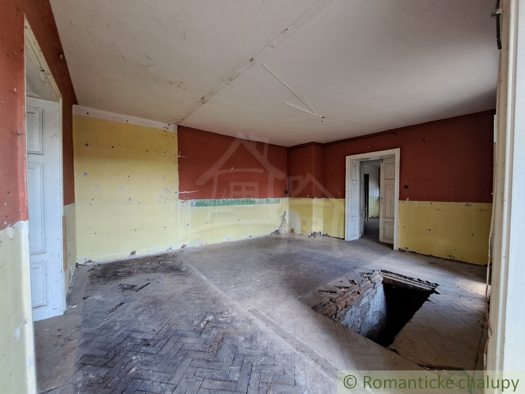 Historická kúria v obci Hruboňovo čaká na nový život - 13