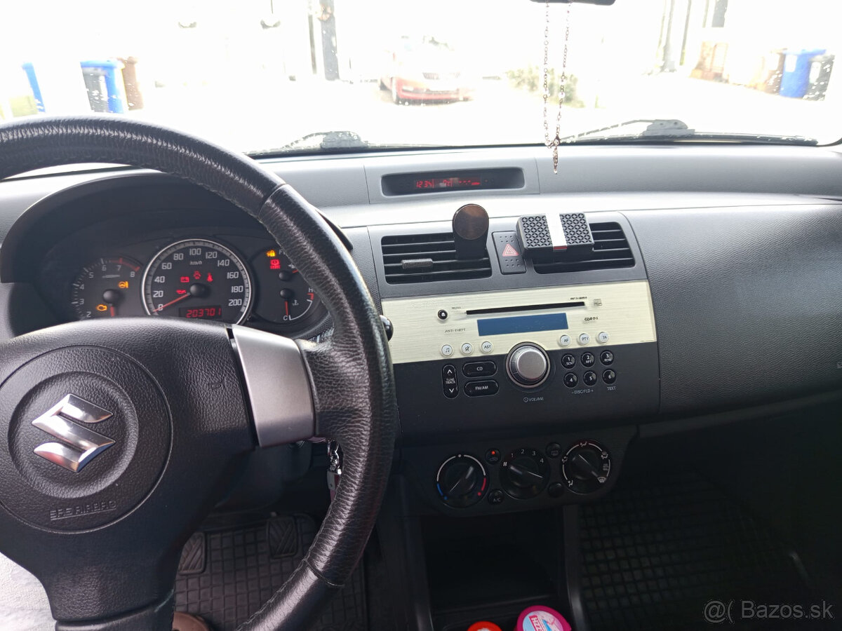 Suzuki SWIFT 1.3 r.v. 2007 - 13
