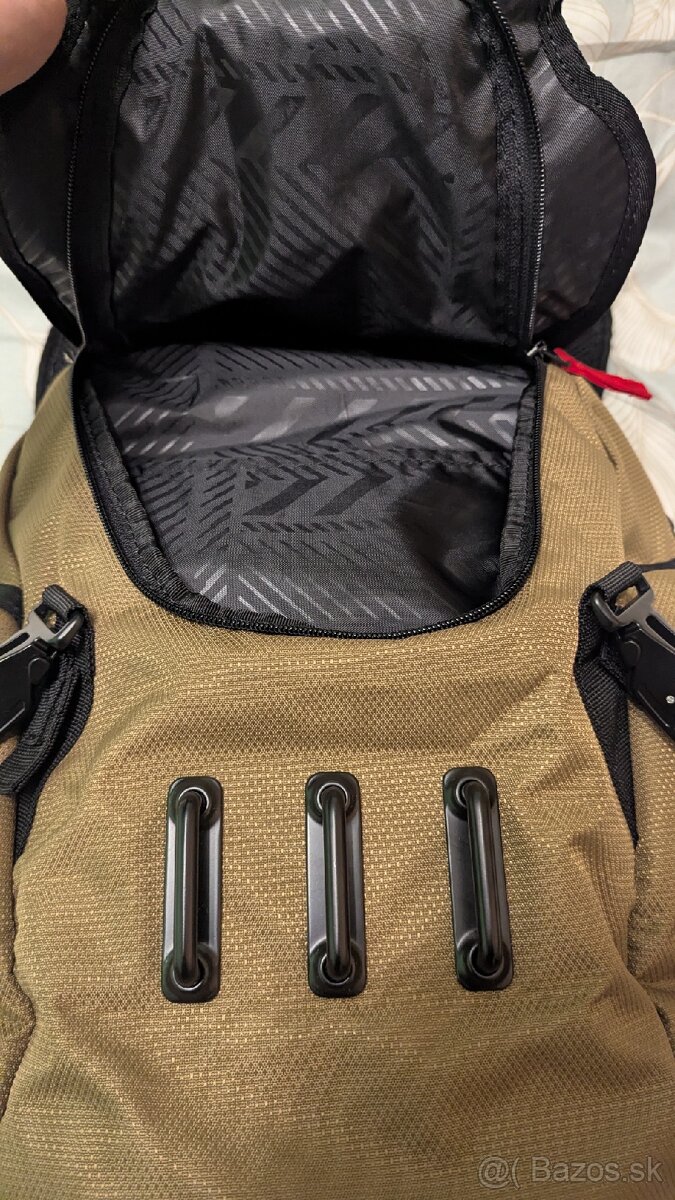 Predám úplne nový baťoh oakley 21l FOS901477-32 - 13