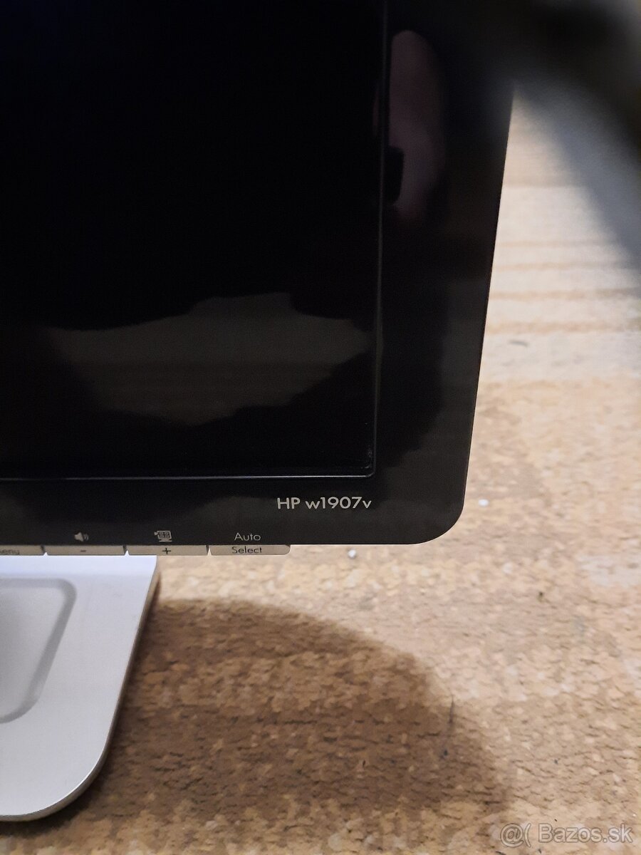 22" a 19" LCD Monitory - 13