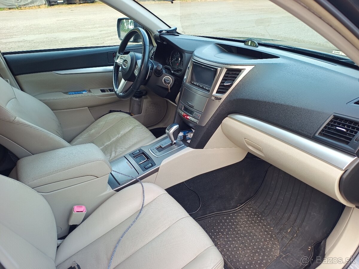 SUBARU OUTBACK 2.5 benzín 2010 - 13