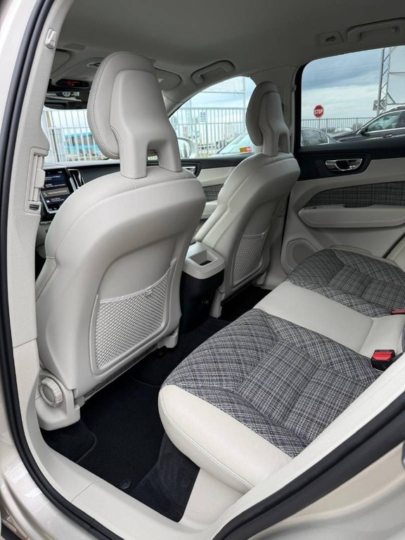 Volvo XC60 D5 Momentum AWD A/T - 13