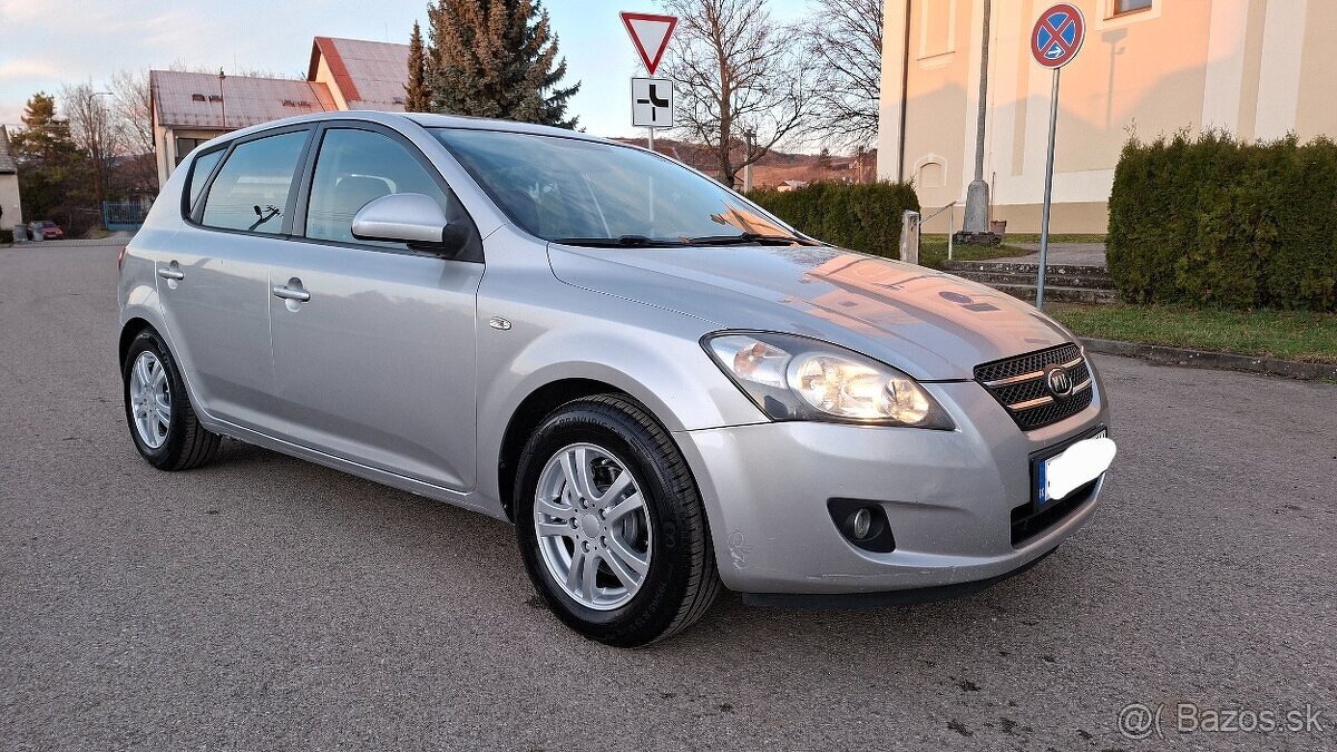 Kia Ceed 1.6 CRDi MAXIMÁLNE ZACHOVALE - 13