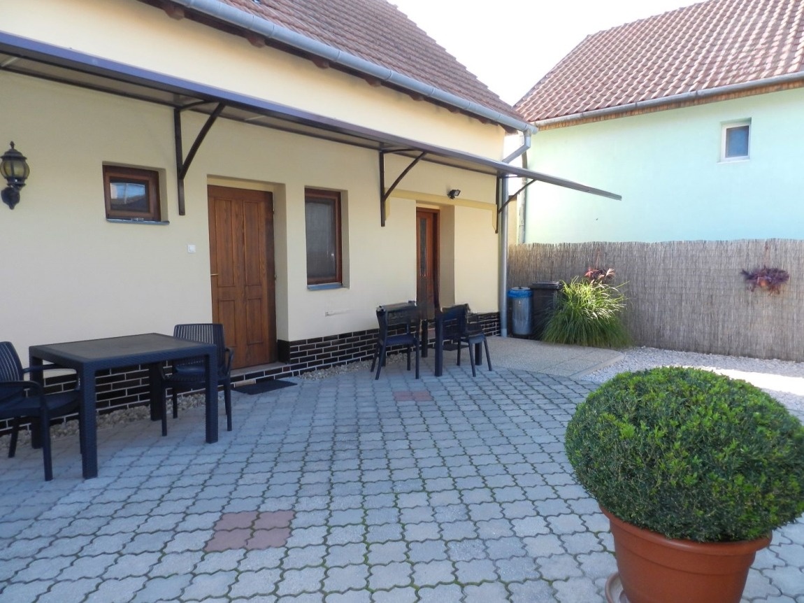 Penzión so samostatným obchodným priestorom vo Veľkom Mederi - 13