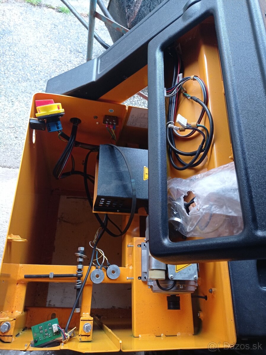 Vyvažovačka UNIMAX C99-01 - 13