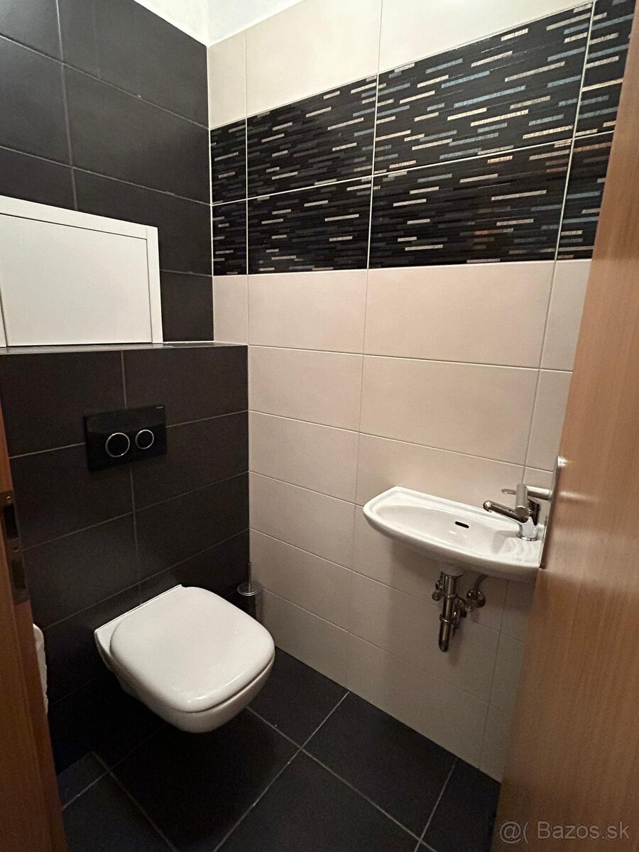 Na krátkodobý prenájom priestranný 2-izbový byt v centre PP - 13