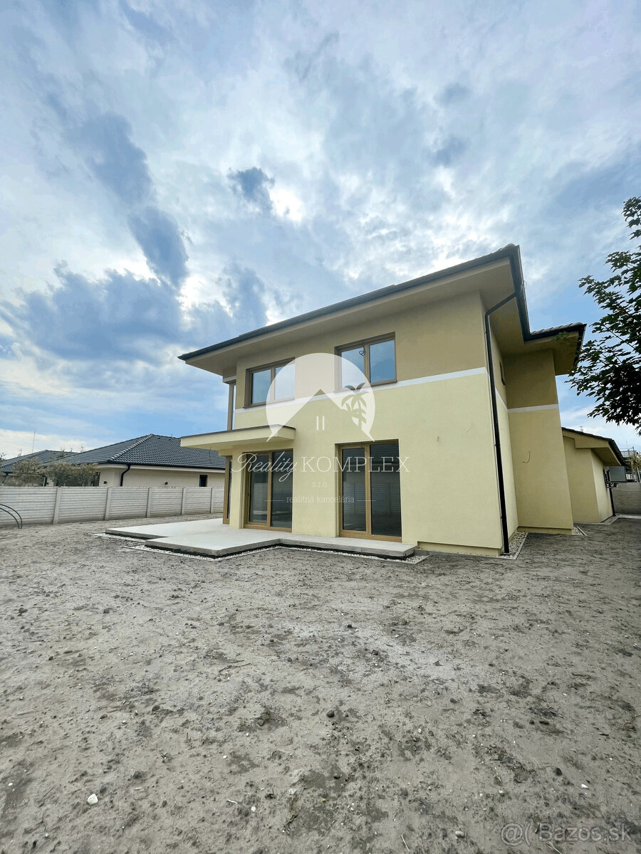 Reality KOMPLEX s.r.o. Vám ponúka luxusný rodinný dom v prém - 13