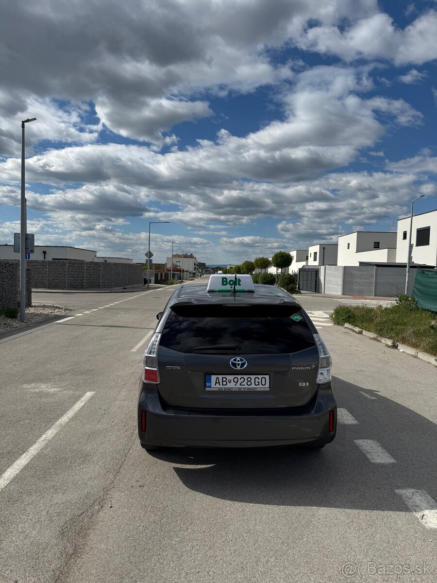Toyota Prius Plus - 13
