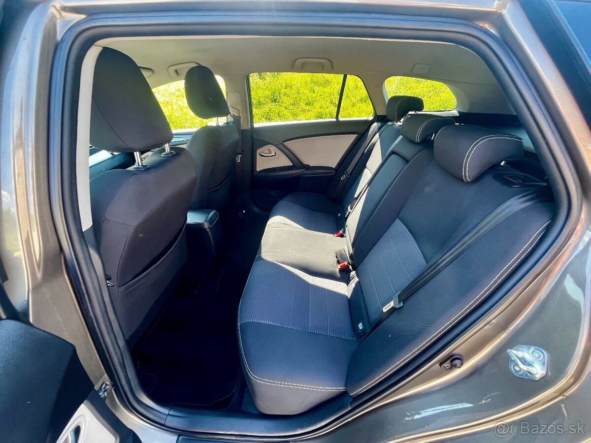 Toyota Avensis COMBI - 13