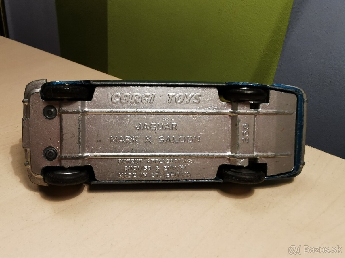 Corgi toys Jaguar Mark X - 13