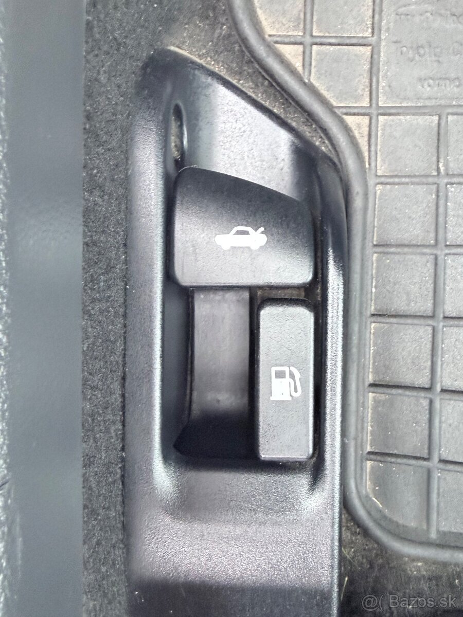 Toyota Corolla sedan - 13