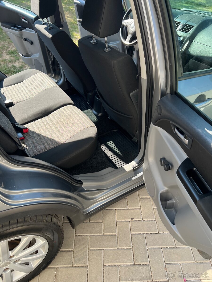 Suzuki Sx4 4x4 benzín 79000km - 13