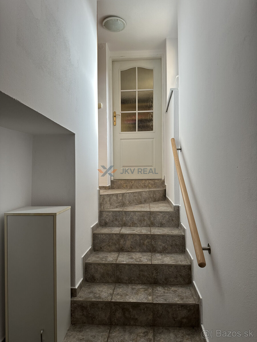 Priestranný 5-izbový rodinný dom s dvoma garážami a záhradou - 13