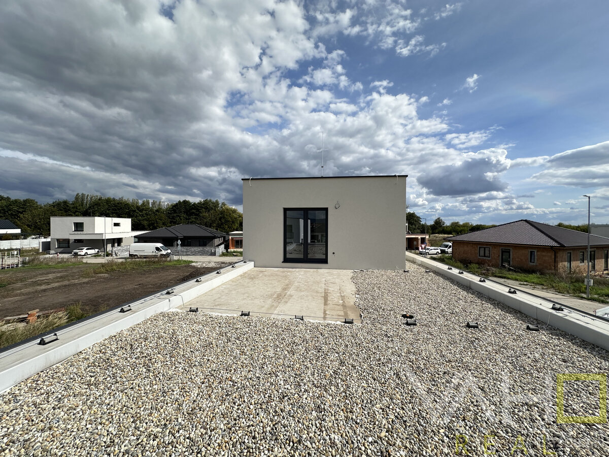 Exkluzívny 5-izbový rodinný dom s garážou a terasou – Biely - 13