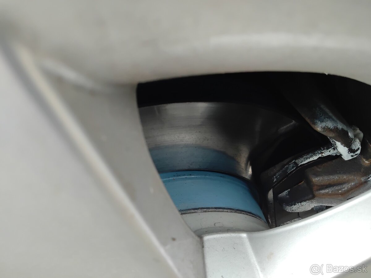 Octavia 1.6 TDI sedan perleť NAVI Vyhrev vzadu - 13