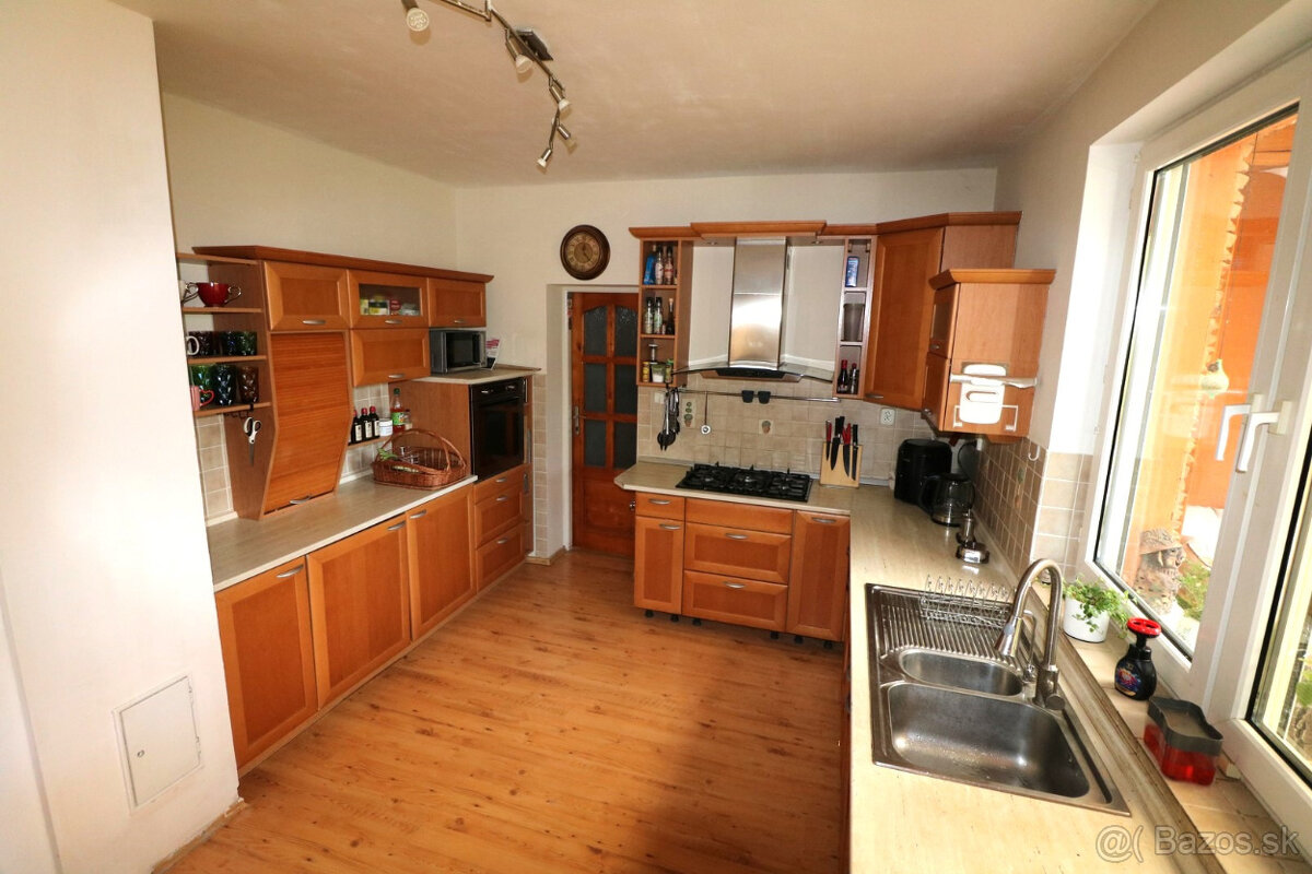 PREDAJ RODINNÝ DOM S BAZÉNOM A PRIESTOROM NA PODNIKANIE - 13