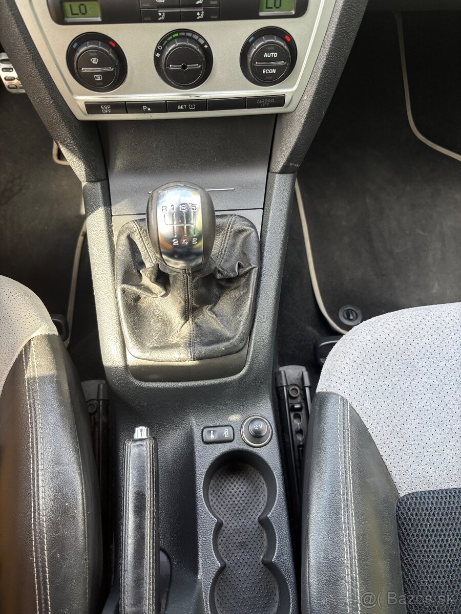 Škoda Octavia Combi 2.0 TDI RS - 13