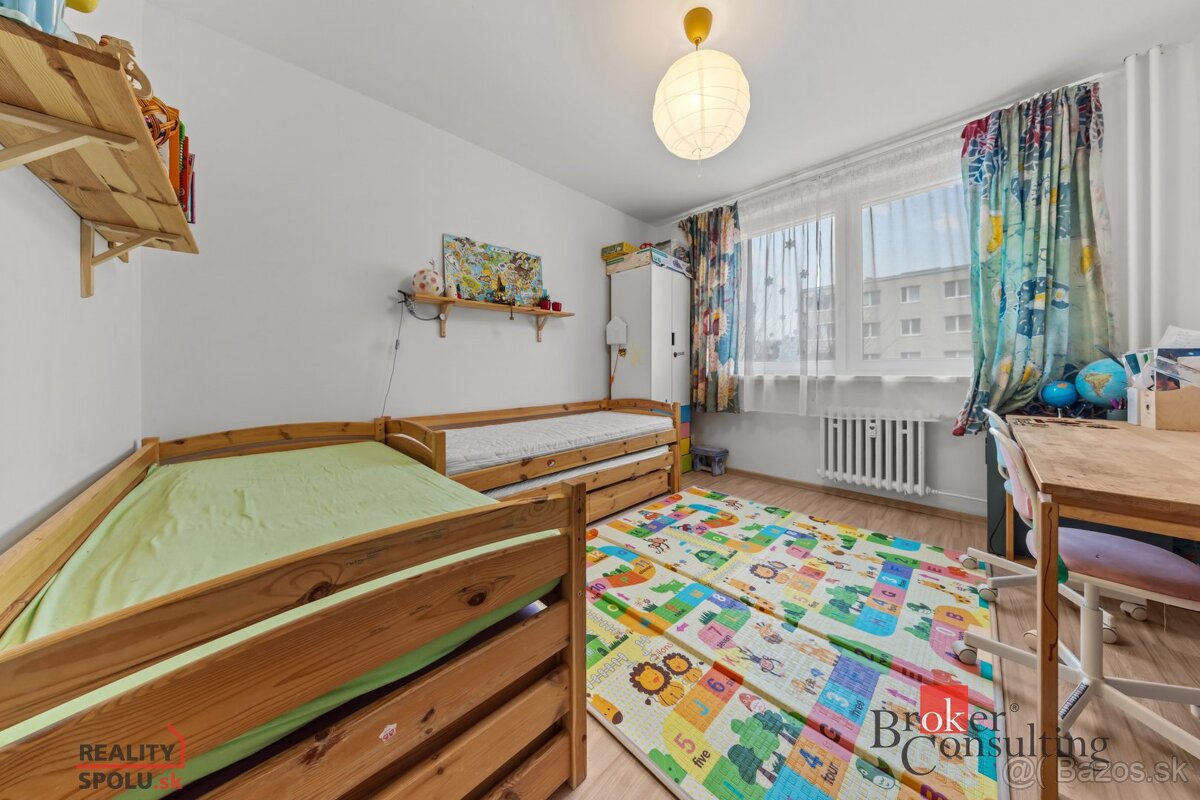 KOMPLETNE ZREKONŠTRUOVANÝ 4-IZBOVÝ BYT V RAČI – IHNEĎ VOĽNÝ - 13