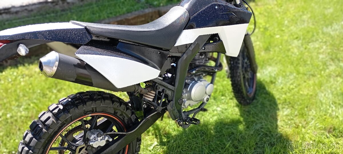 125 crs enduro na značkách - 13