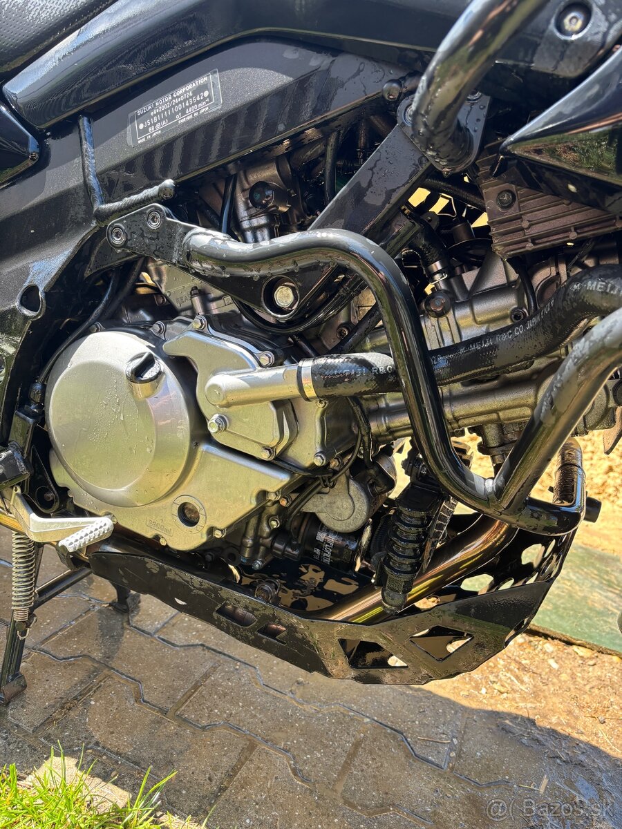Suzuki V-Strom DL 650 - 13