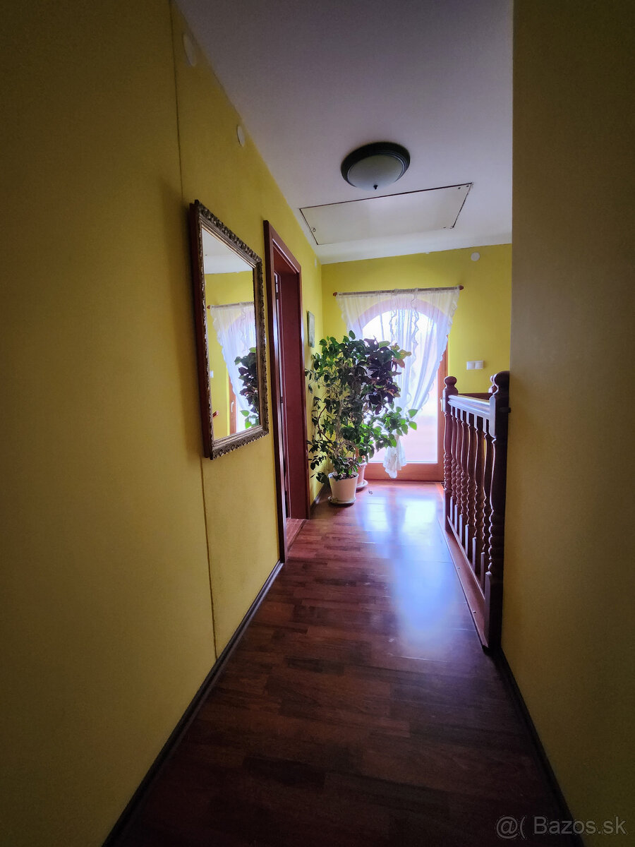 Novší, poschodový rod.dom M.Lapáš na 11á pozemku - 13