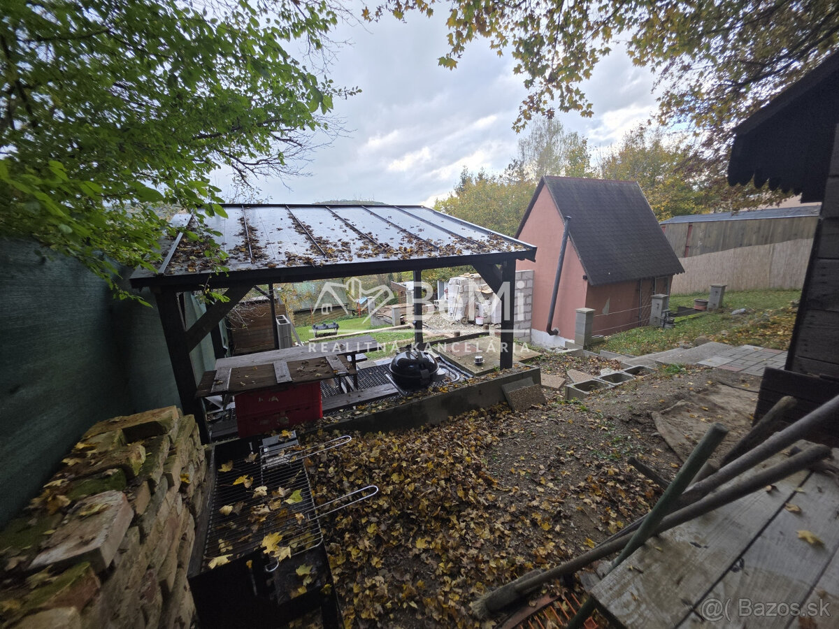 Rekreačný pozemok s murovanou chatkou - 13