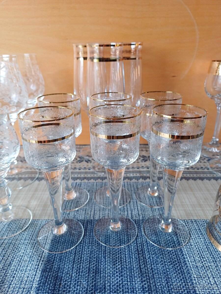 Socialisticke pohare, keramika a mosadzne predmety - 13