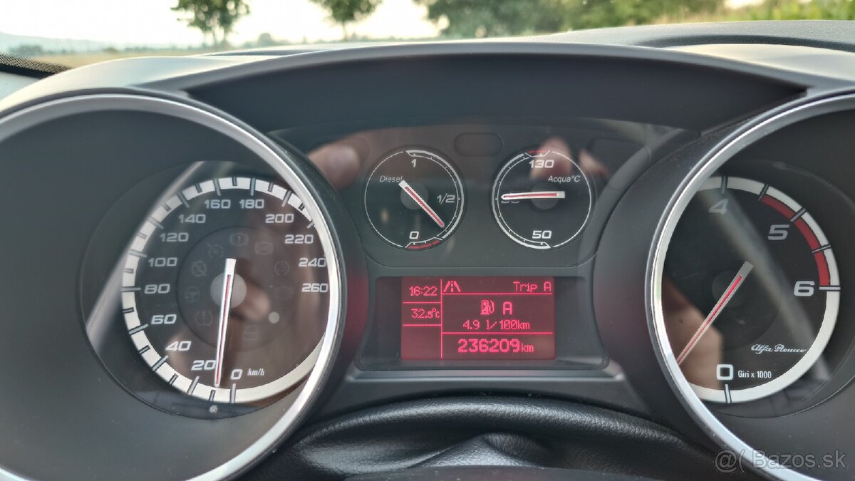 Predám Alfa Romeo Giulietta 1.6 JTD Distinctive - 13