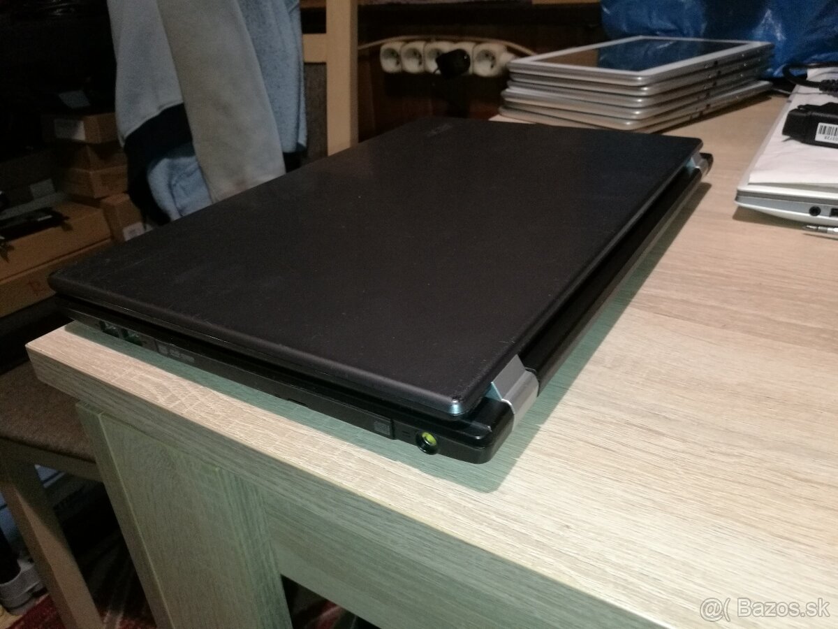 Acer. Intel Dvojjadro. 15,6" LED. 4GB. 500 GB. - 13