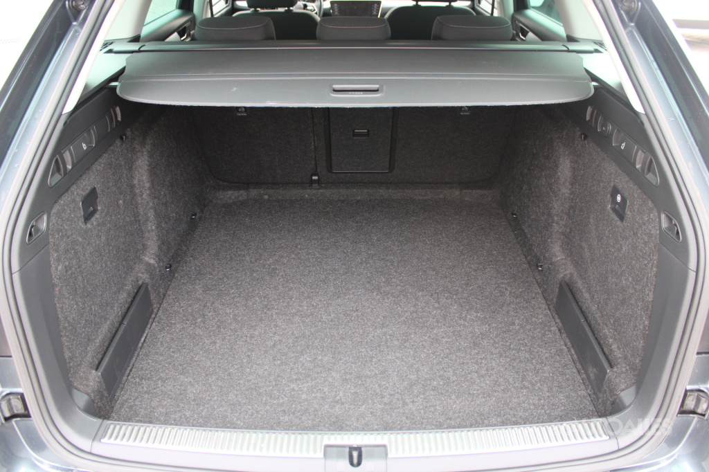 Škoda Superb Combi 2,0 TDi DSG 90 kW - 13