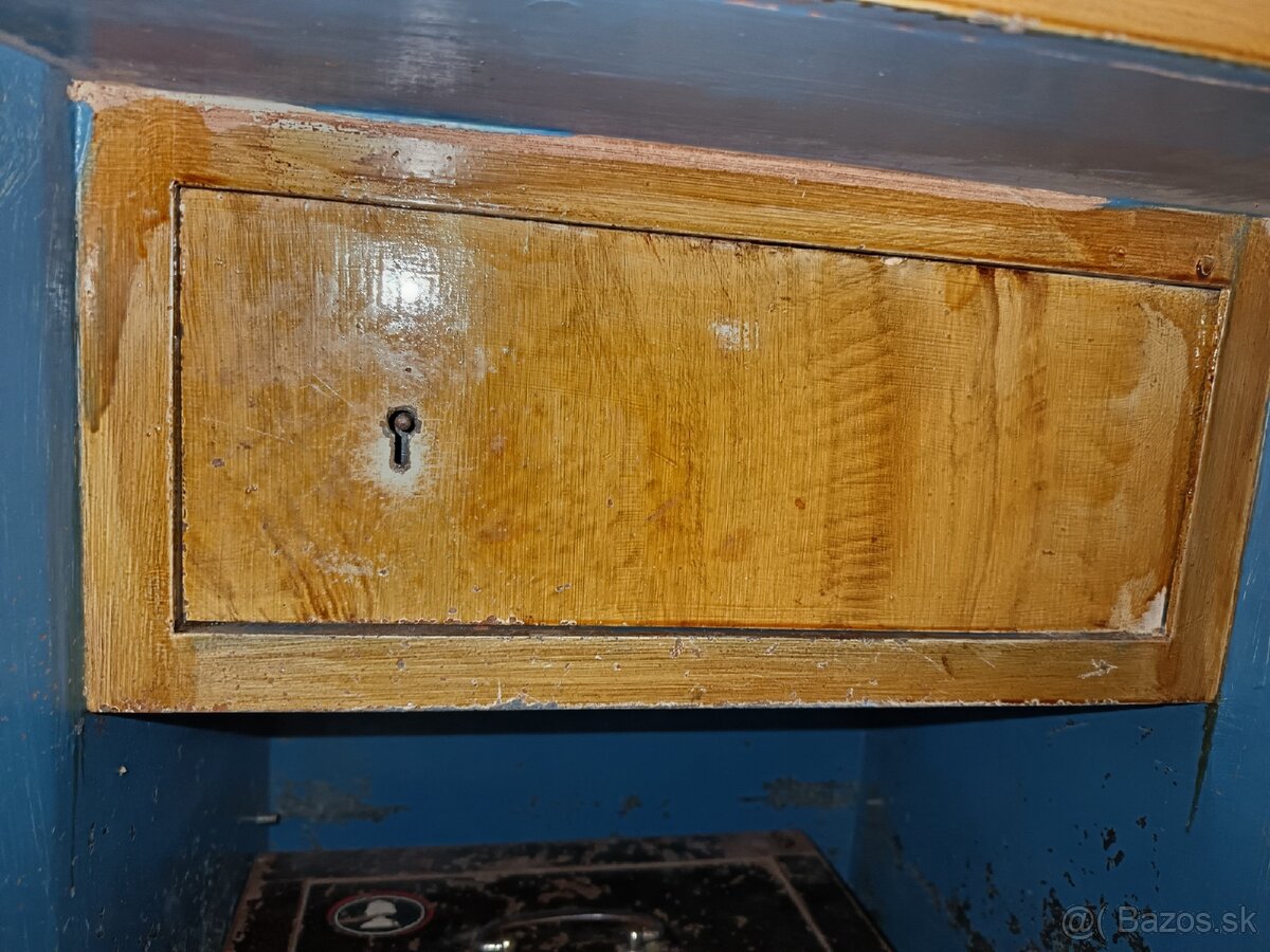 Starozitny trezor na podstavci z roku 1905, starozitnost - 13