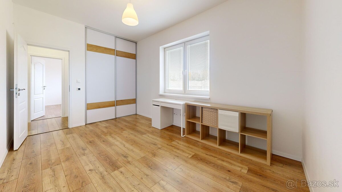 NA PREDAJ Moderný 4-izbový rodinný dom v tichej lokalite. - 13