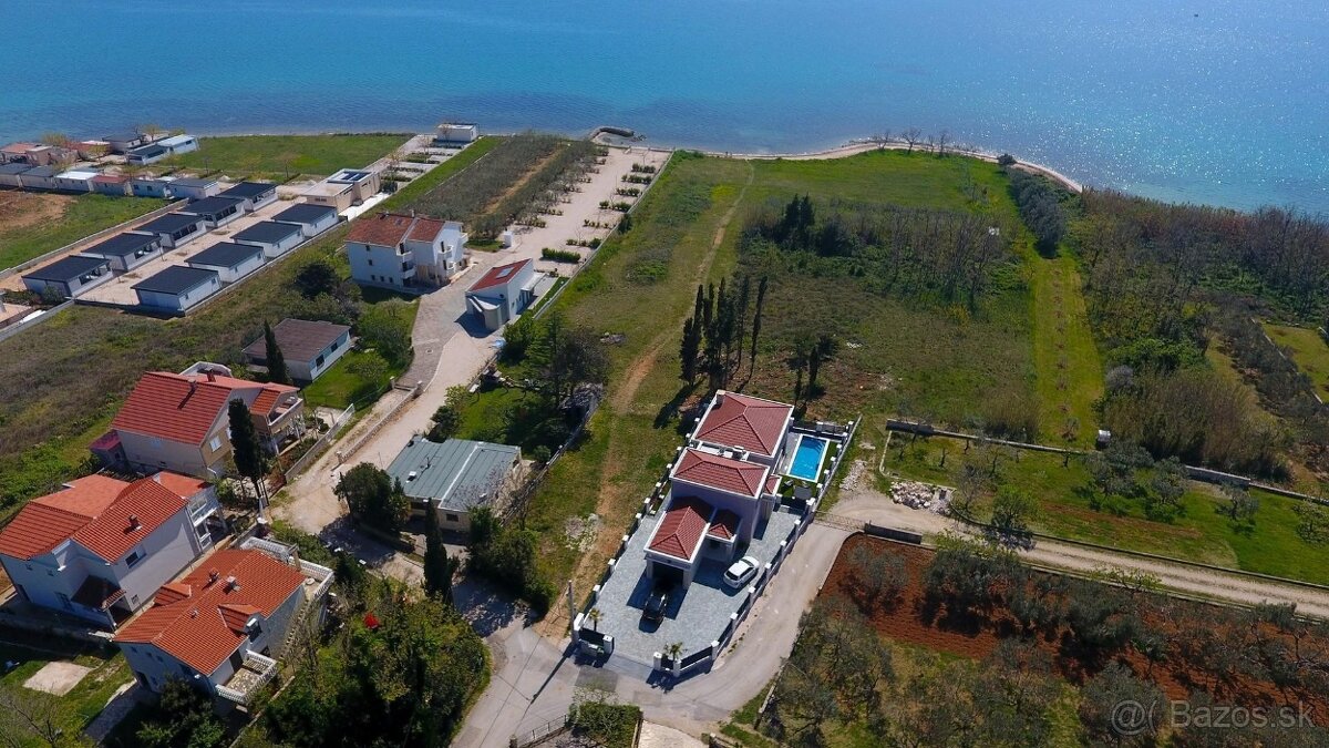 Chorvátsko luxusná vila s vyhrievaným bazénom 100 m od mora. - 13