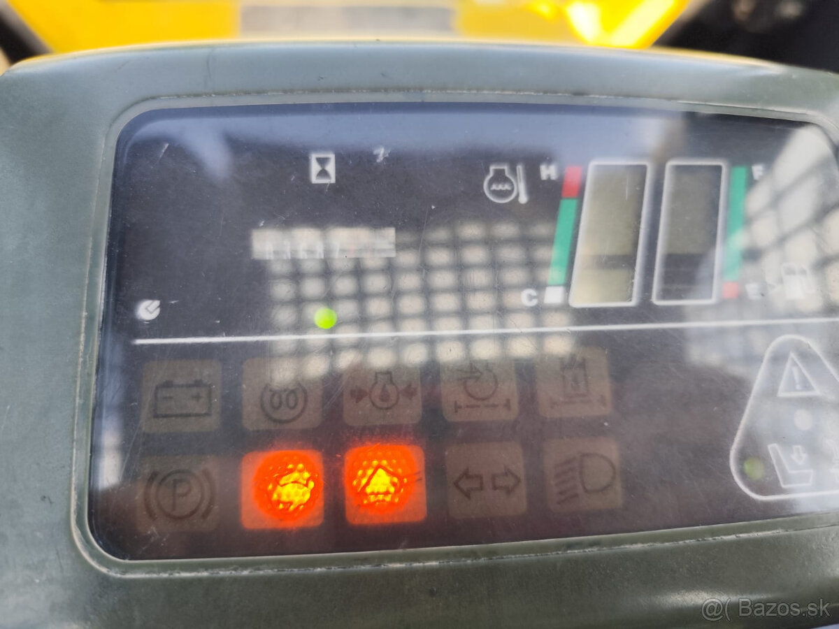 Šmykový nakladač Komatsu SK714. - 13