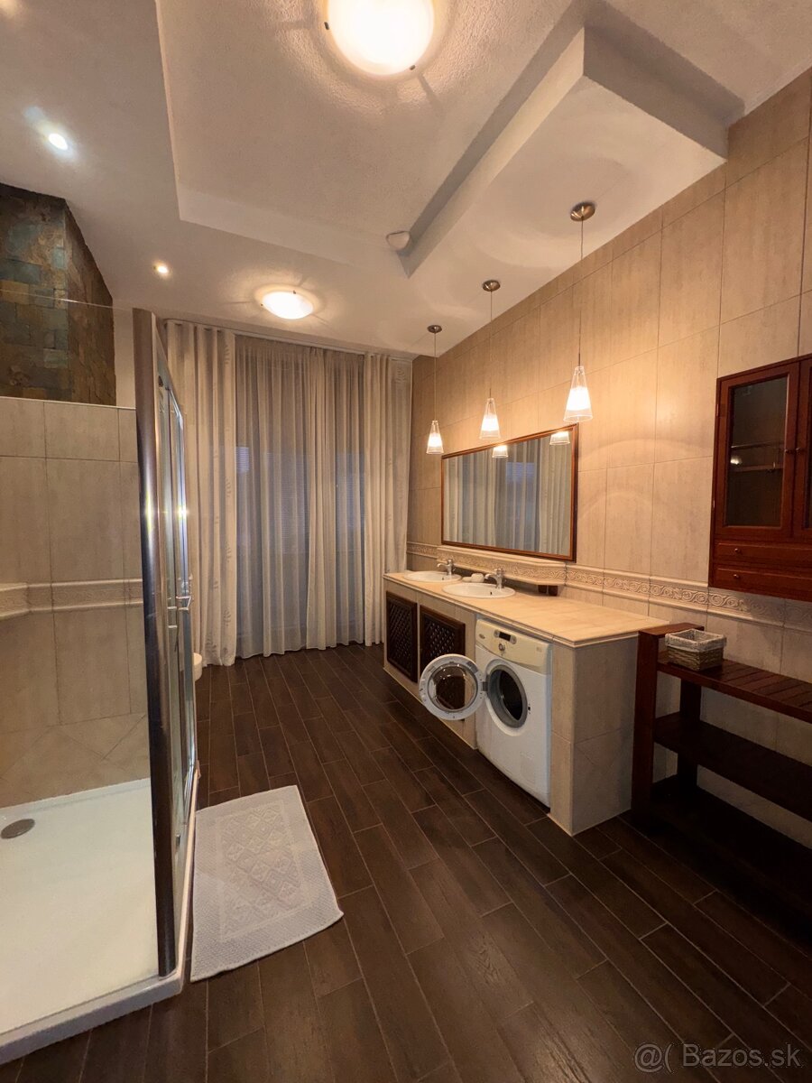 Michalovce Budova Námestie Osloboditeľov - 13