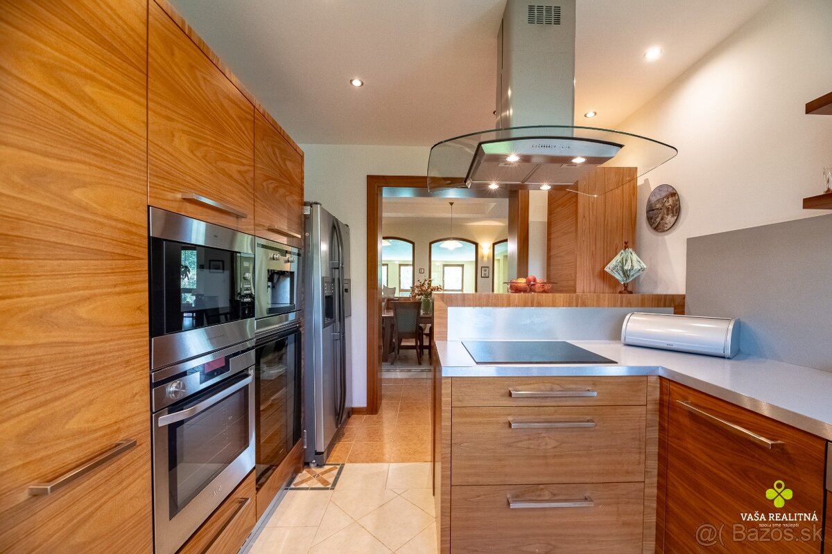 Úchvatná rodinná vila s vnútorným bazénom - 13