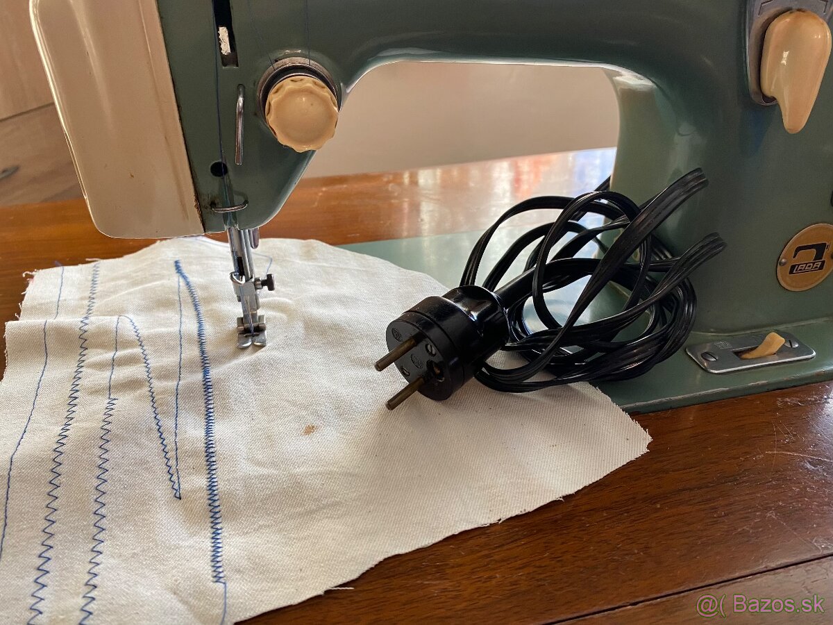 Starý mechanický šijací stroj Lada 236 - 13