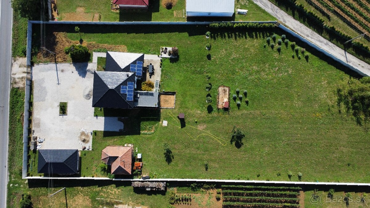 VRÁBLE - rodinný dom s pozemkom 2000 m2 - 13