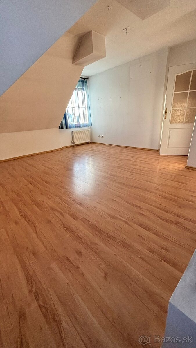 Nadštandardný 6-izbový rodinný dom s veľkou záhradou - 13