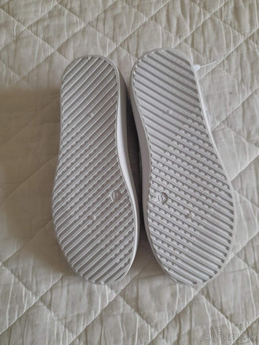 Tenisky, hálovky a šľapky - 13