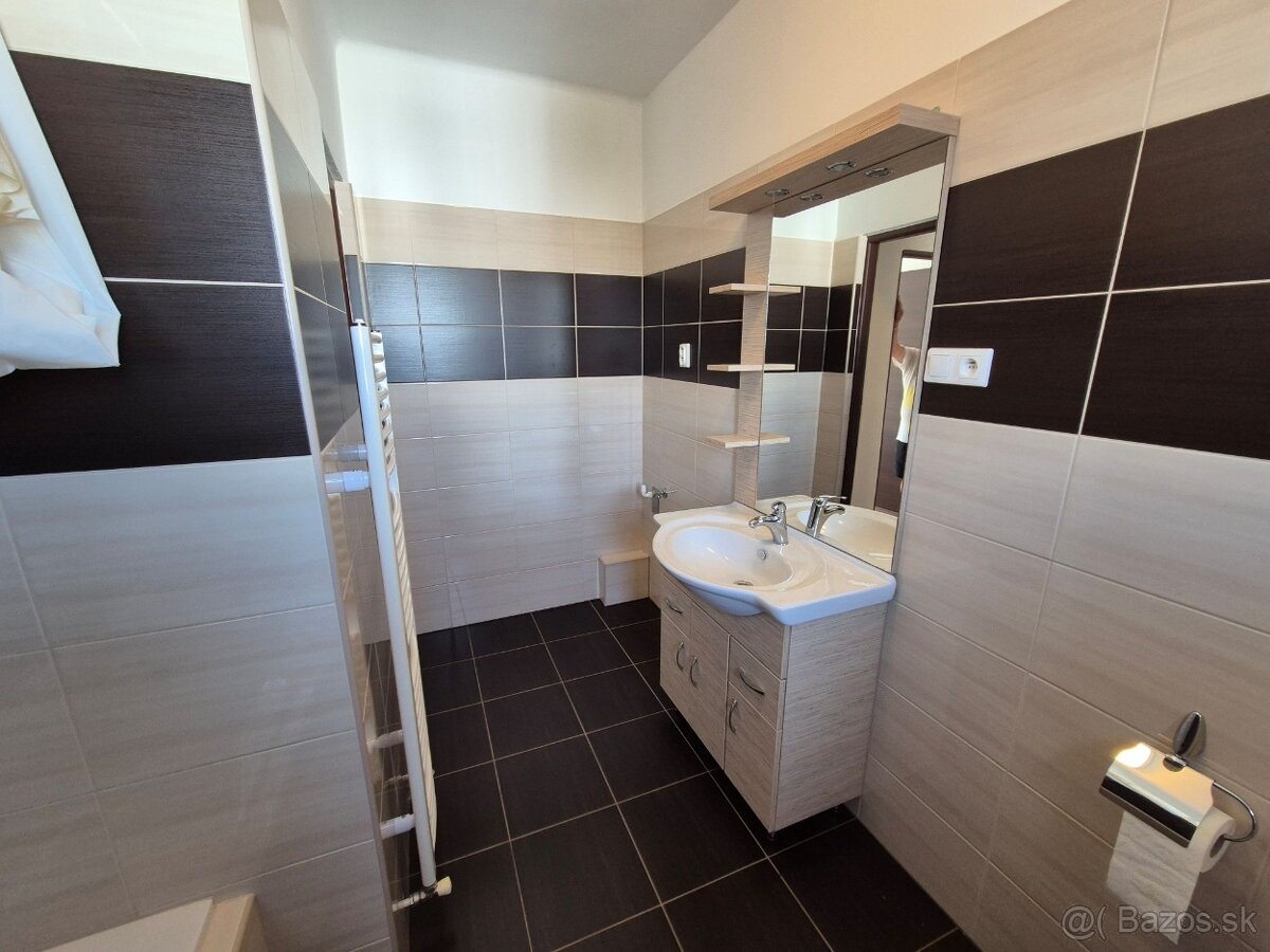 EXKLUZÍVNY DVOJGENERAČNÝ RODINNÝ DOM PO KOMPLETNEJ REKONŠTRU - 13