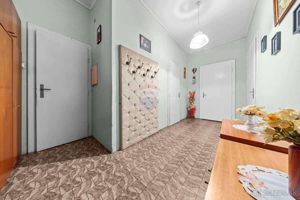 REMAX ponúka na predaj rodinný dom s dvomi bytovými jednotka - 13