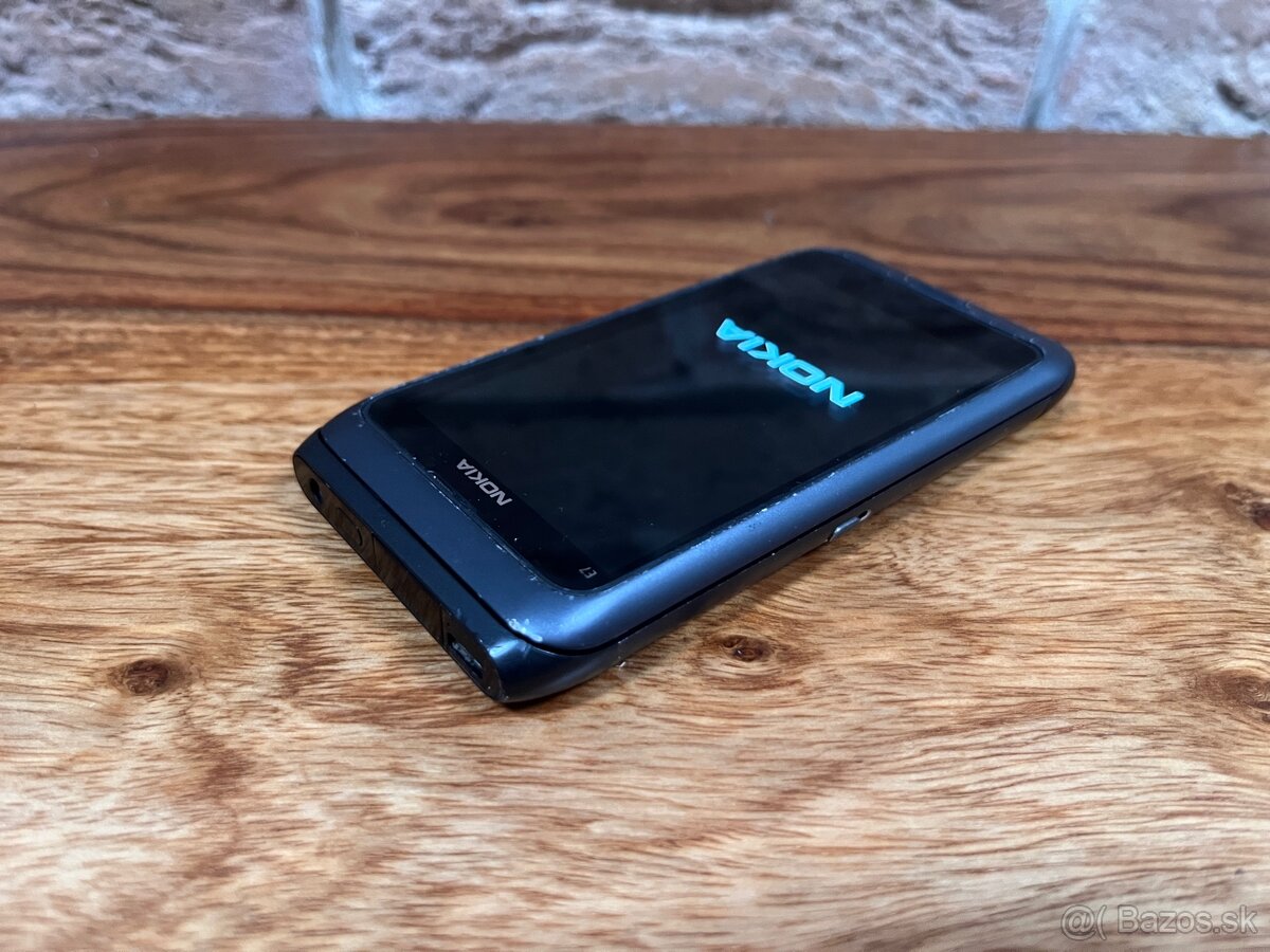 Nokia E7 s qwerty klavesnicou - 13