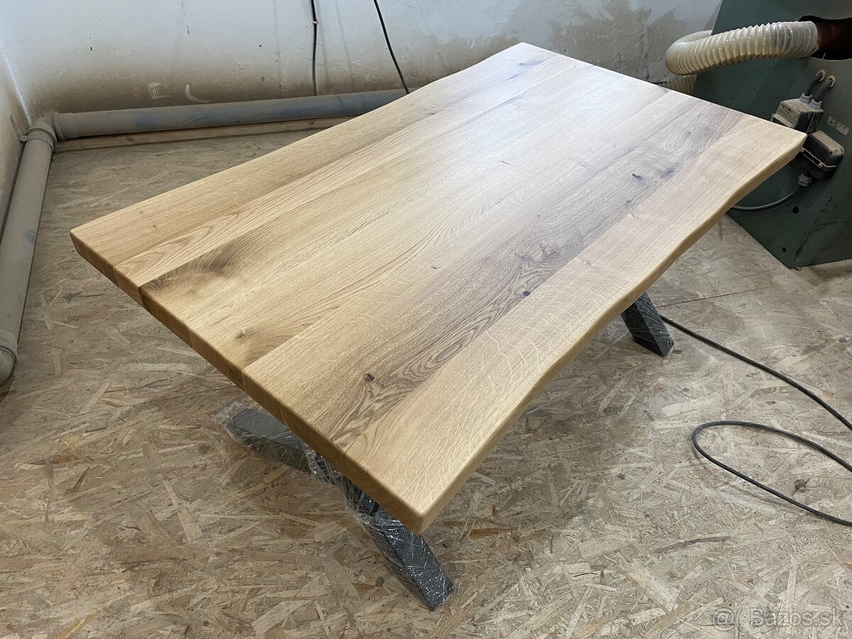 Masívny jedálenský stôl s prírodnou hranou - 13